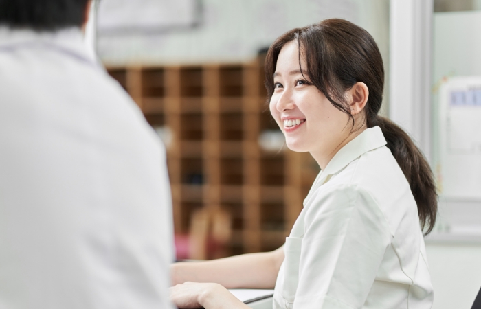 勤務中の看護師の写真