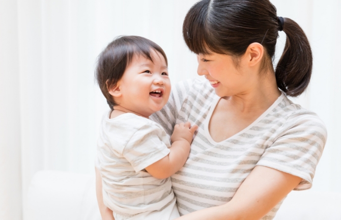笑顔の親子の写真